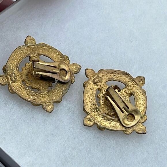 Vintage Fleur de lis gold tone metal red glass clip earrings. - Picture 4 of 7